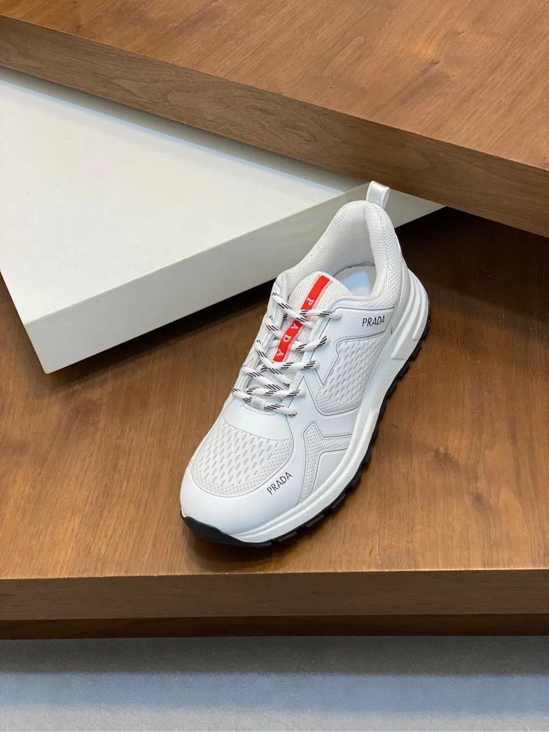 Men's Men's Shoes 💰780 Prada/Prada Men's Leather Casual Sports Shoes, great products made in Guangzhou! Made of imported solid-color calfskin stitched with mesh cowhide upper, three-dimensional geometric segmentation, precision manufacturing, even stitching, the leather texture can be seen at a glance, multi-color splicing, fashionable and generous, soft, comfortable and breathable, decorated with the PRADA letter logo on the outside. The tongue is decorated with the classic letter logo, and the heel is decorated with a fabric strap. It is a classic sports shoe shape of the P family, with a fabric lining, a cowhide footbed with a silver logo, and an exclusive rubber outsole of the P family. The details are carefully crafted, making it a versatile item for travel! Comes with original box and dust bag! Multiple colors available! Size: 39-40-41-42-43-44 standard leather shoe size